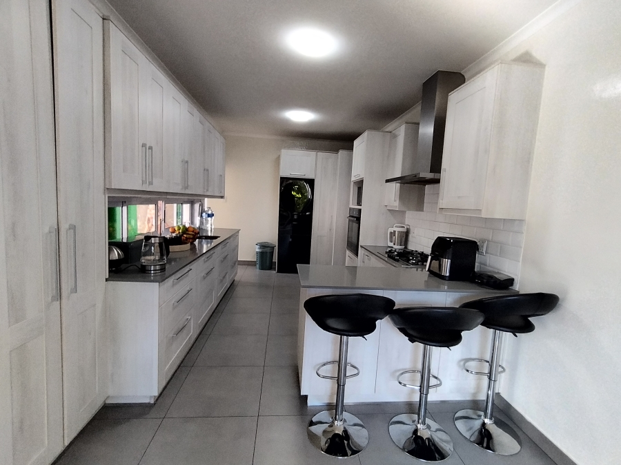 To Let 4 Bedroom Property for Rent in Brandwag Western Cape